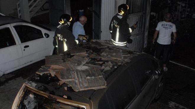 Auto in fiamme in un garage