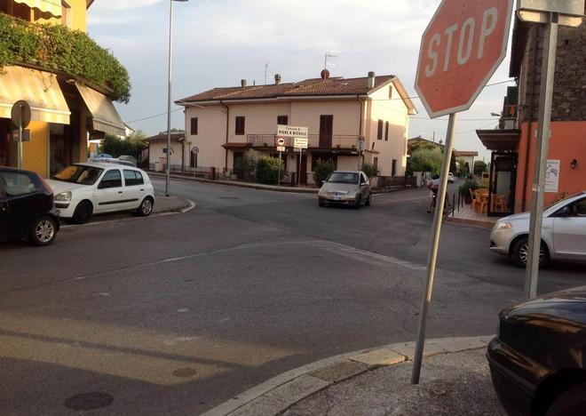 Segnaletica invisibile all’incrocio del Gallo