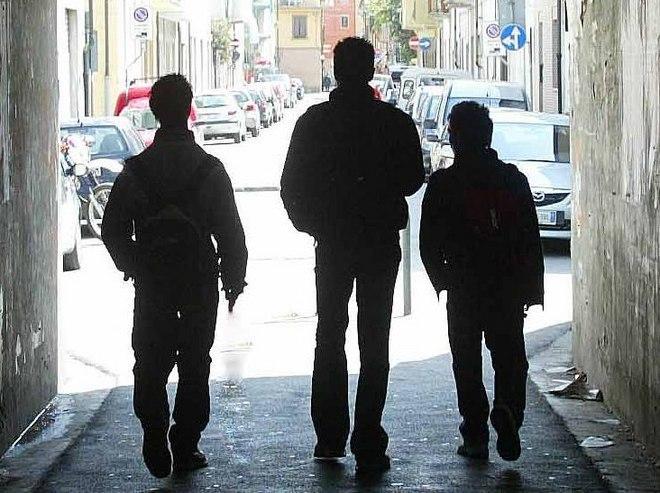 Ragazzini sorpresi a rubare in un’auto 