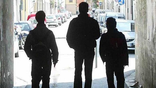 Ragazzini sorpresi a rubare in un’auto