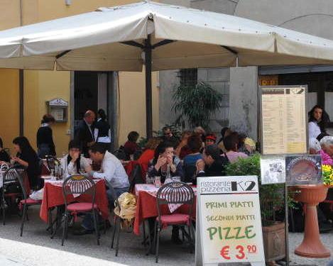 Ferragosto, pubblici esercizi aperti ma i negozi sono quasi tutti chiusi 
