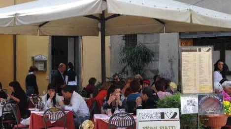 Ferragosto, pubblici esercizi aperti ma i negozi sono quasi tutti chiusi