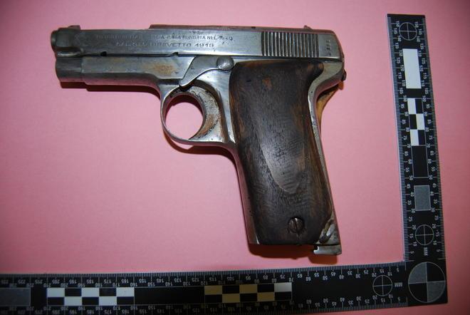Fermato con la pistola nascosta nelle mutande: giovane in manette 