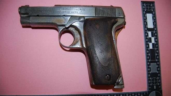 Fermato con la pistola nascosta nelle mutande: giovane in manette