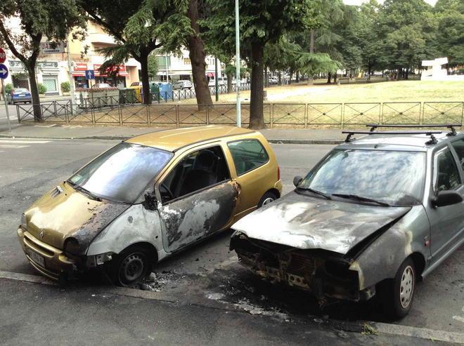 Due auto in sosta date alle fiamme vicino ai giardini di via Marx 