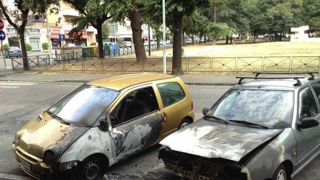 Due auto in sosta date alle fiamme vicino ai giardini di via Marx
