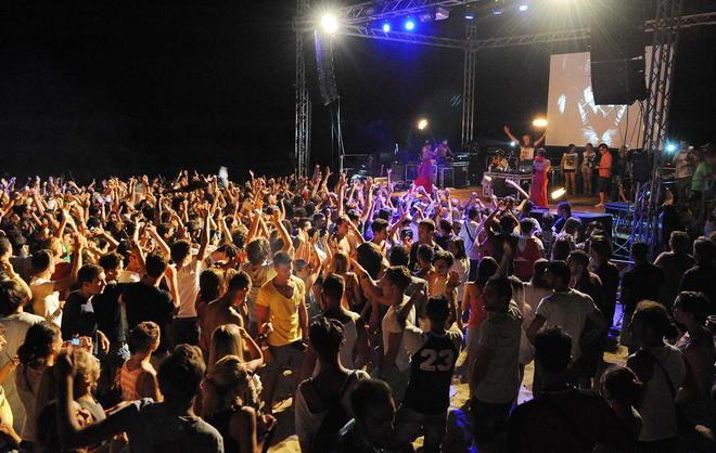 «Basta beach party»: albergatori infuriati per danni e disagi 