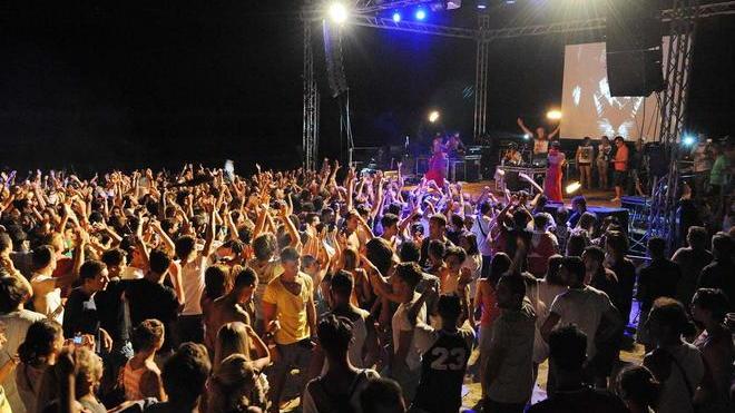 «Basta beach party»: albergatori infuriati per danni e disagi