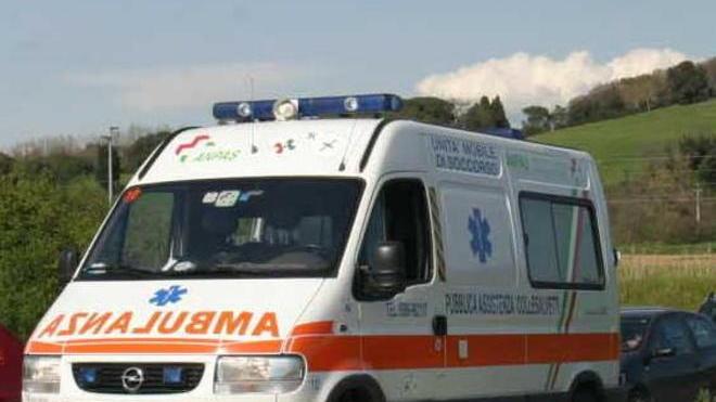 Tenta di uccidersi facendosi esplodere due petardi in bocca