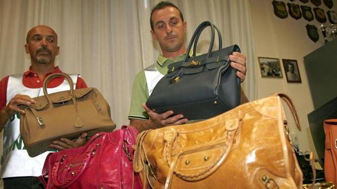 Borse contraffatte sui banchi del mercato vip