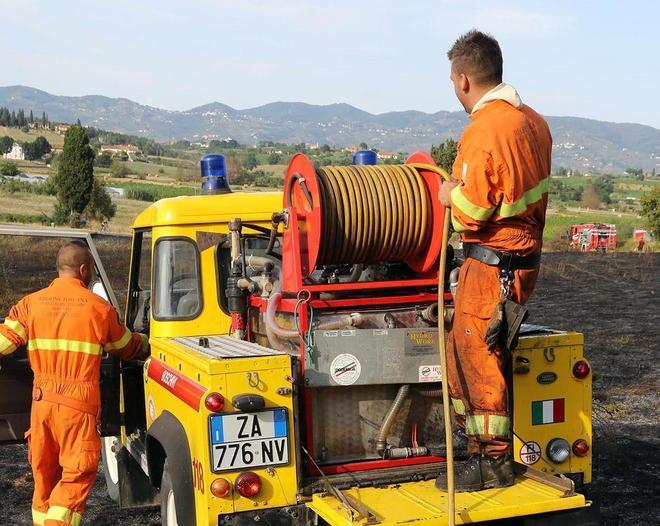 Incendio minaccia gruppo di case a Cerreto Guidi 