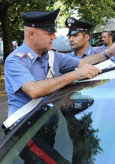 Rompe vetro di una macchina per una borsa con dieci euro