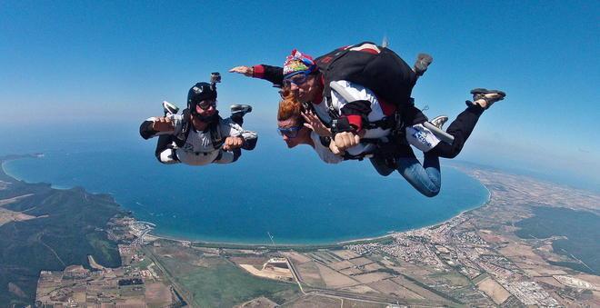 Lanci con il paracadute per festeggiare i 20 anni