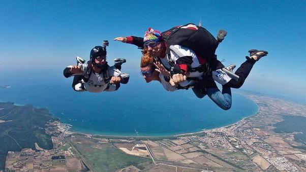 Lanci con il paracadute per festeggiare i 20 anni