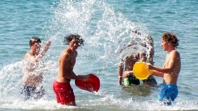 Vietati gavettoni e falò in spiaggia