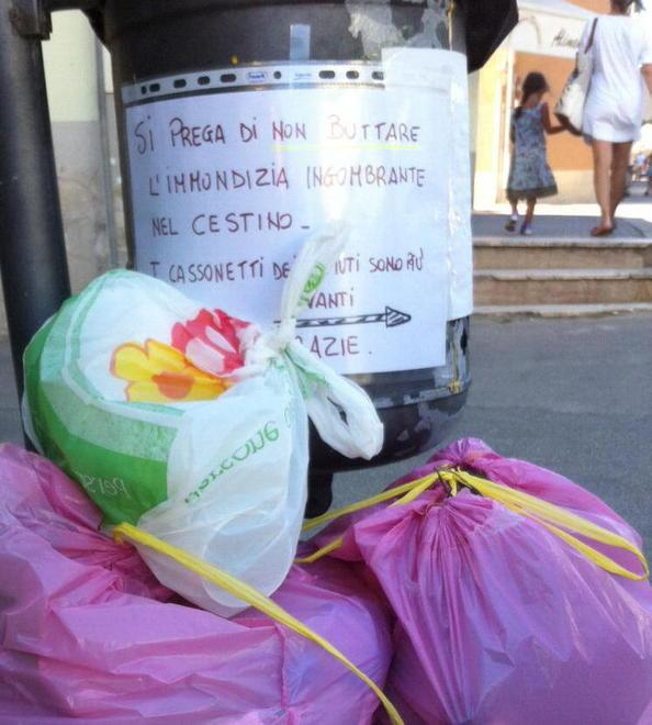 Sacchi di rifiuti abbandonati fuori dai cestini 