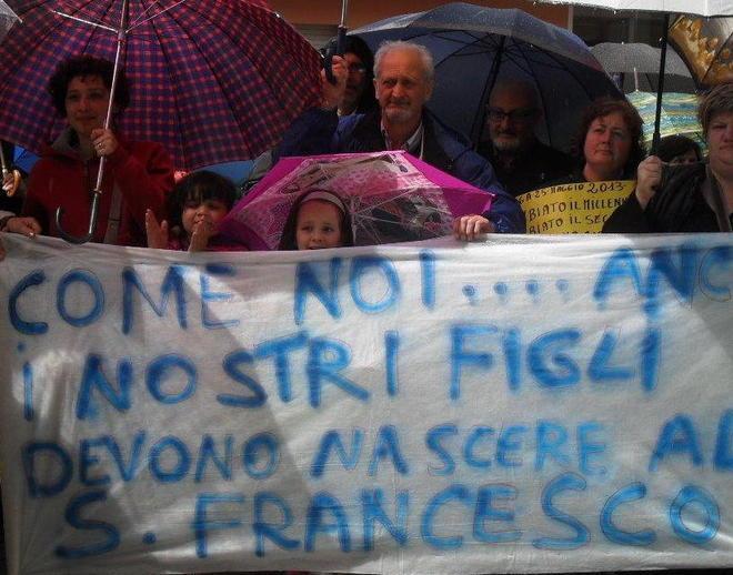Il M5S: «Bene potenziare i due ospedali attuali»