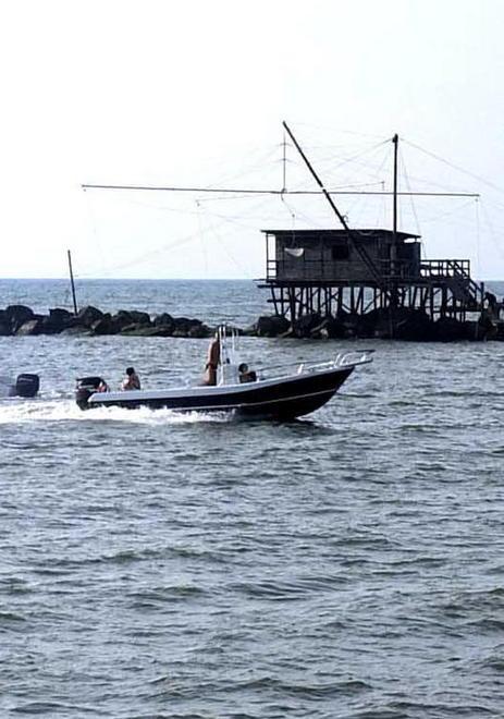 Si ribaltano con il gommone Tanta paura per due lucchesi