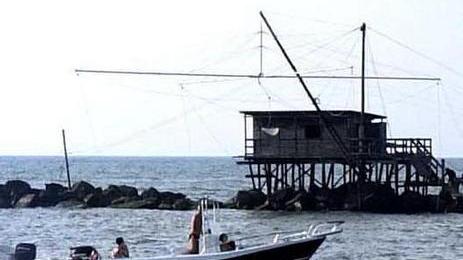 Si ribaltano con il gommone Tanta paura per due lucchesi