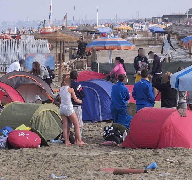Ferragosto, la spiaggiata con i vigilantes 