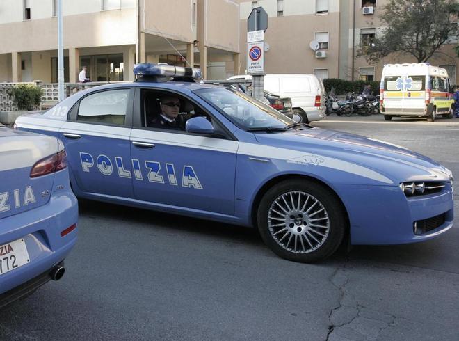 Interviene su un incidente poliziotto picchiato e rapinato