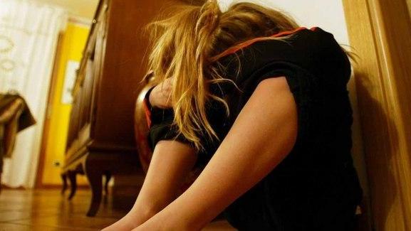 Picchia moglie e figli e li minaccia di morte