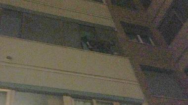 Cane rischia di cadere dal balcone: salvato dai vigili del fuoco