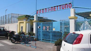 Scivola ai bagni Nettuno, ferita una donna