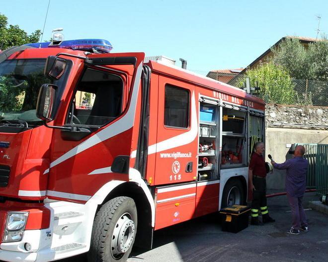 Incendio in un palazzo, feriti due vigili del fuoco 