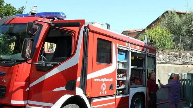 Incendio in un palazzo, feriti due vigili del fuoco