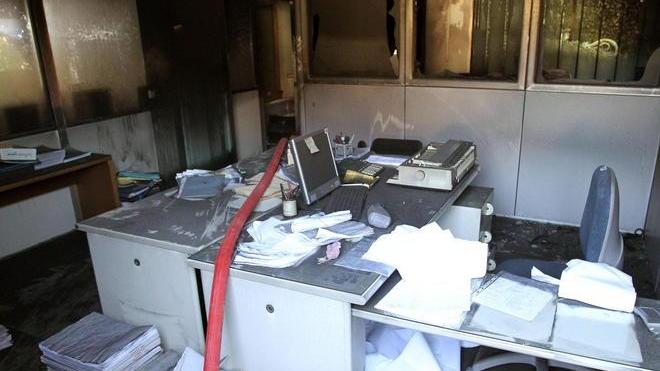 Rogo doloso in un ufficio, due vigili del fuoco feriti dagli inneschi nascosti