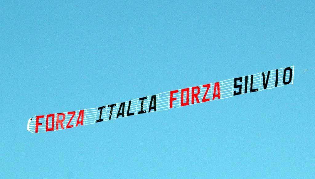 Nessun volantino del Pd contro gli striscioni “Silvio libero” 