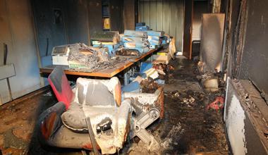 Rogo doloso in un ufficio, due vigili del fuoco feriti dagli inneschi nascosti 
