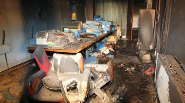 Rogo doloso in un ufficio, due vigili del fuoco feriti dagli inneschi nascosti