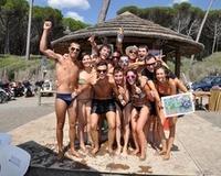Centinaia di persone in spiaggia per la festa di Ferragosto 