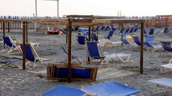 Vandali in azione nel bagno della Marina militare