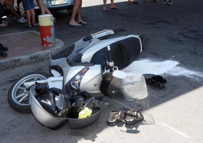 Piede a rischio amputazione dopo lo scontro in scooter