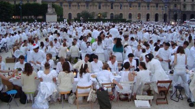 Cena tutta bianca in una piazza del centro