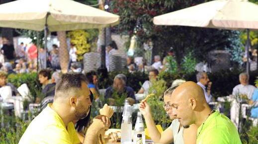 Niente più politica ma i coperti reggono alle feste del Pd