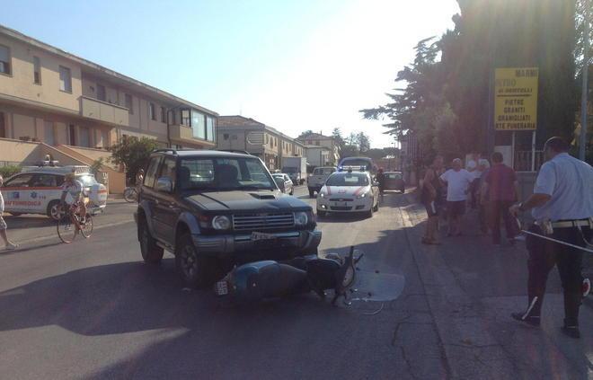 Travolto da un’auto con lo scooter, è grave 