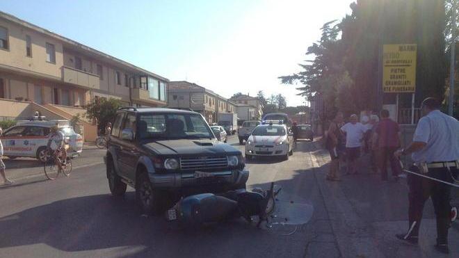 Travolto da un’auto con lo scooter, è grave