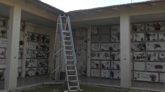 Furti sulle tombe: sparisce di tutto anche i piccoli doni