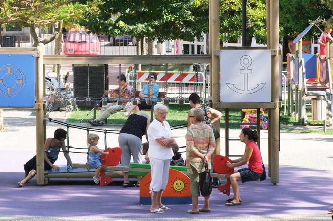 Niente pallone in piazza Costituzione Il divieto fa discutere i frequentatori