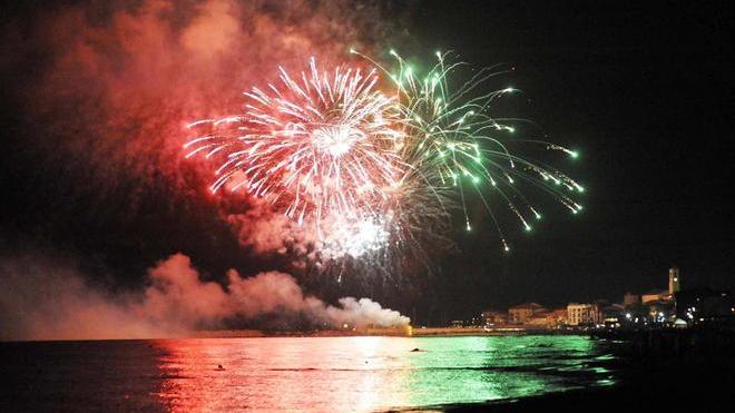 Ferragosto sul mare tra le luci e i colori dei fuochi artificiali
