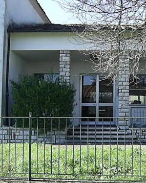 Il Comune mette in vendita terreni e anche un’ex scuola
