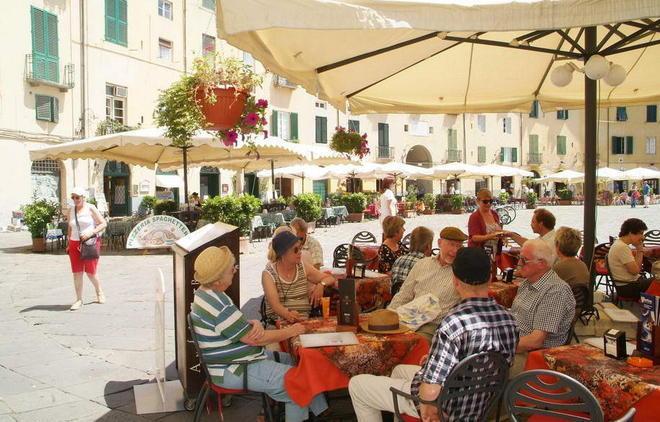 Boom di turisti, nei locali ora si lavora 