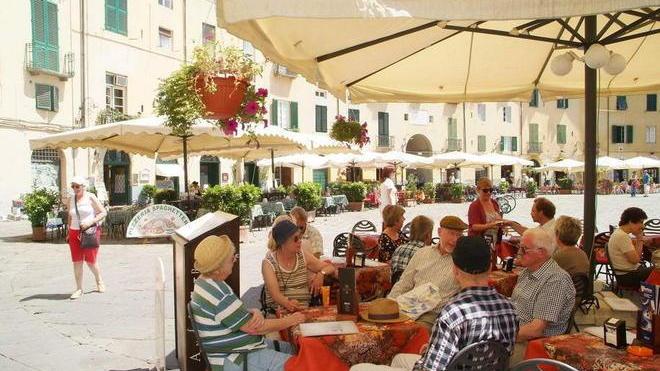 Boom di turisti, nei locali ora si lavora