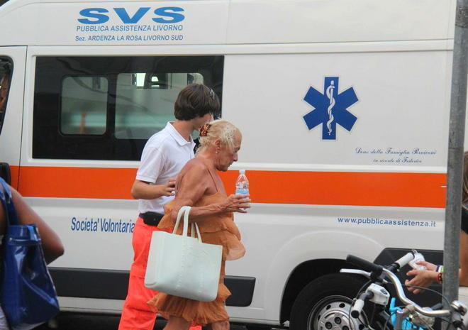Sta per salire sul bus ma resta incastrata e viene trascinata