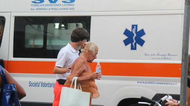 Sta per salire sul bus ma resta incastrata e viene trascinata