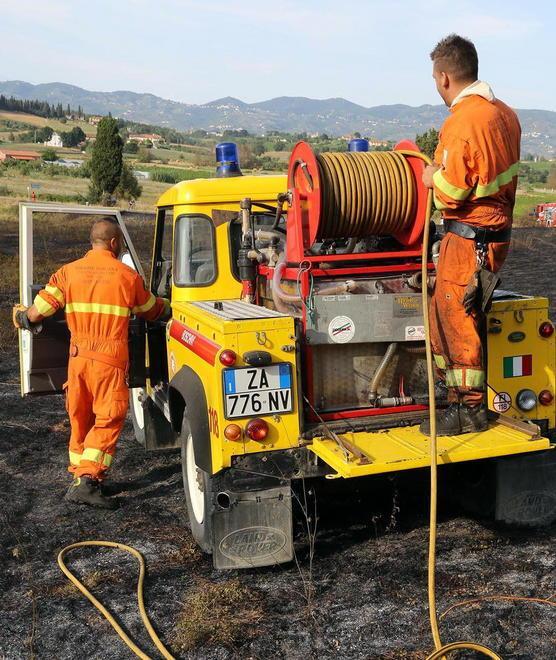 Incendio minaccia gruppo di case 